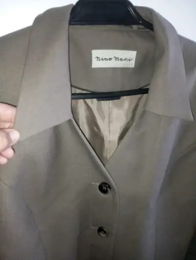 Blazer de mujer cafe claro con cierre en los bolsi - miniatura 5