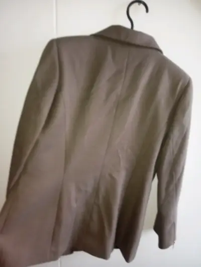 Blazer de mujer cafe claro con cierre en los bolsi - miniatura 6