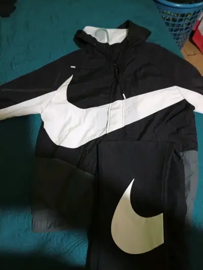 Conjunto deportivo Nike negro y blanco - miniatura 1