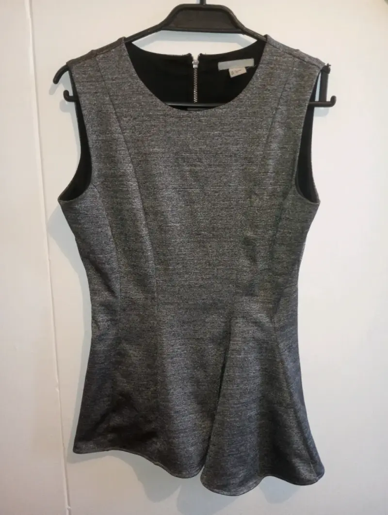 Polera sin mangas gris con cierre trasero - 1
