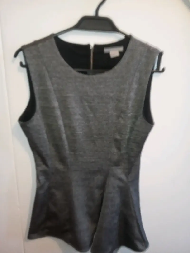 Polera sin mangas gris con cierre trasero - 2