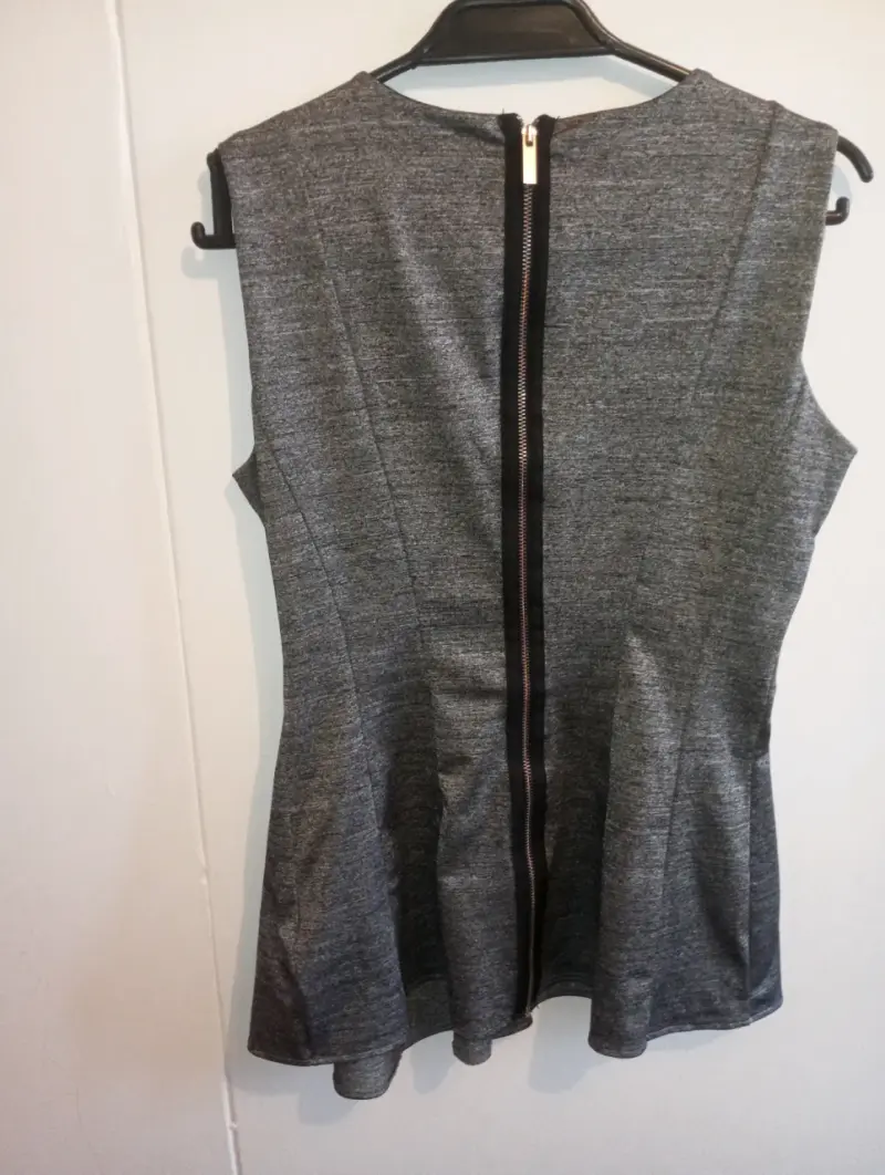 Polera sin mangas gris con cierre trasero - 3