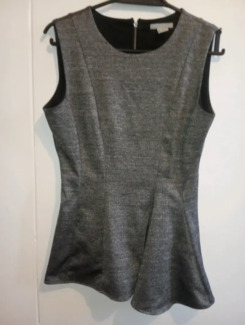 Polera sin mangas gris con cierre trasero - 4