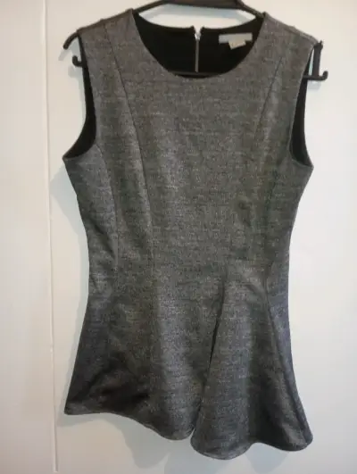 Polera sin mangas gris con cierre trasero - miniatura 4