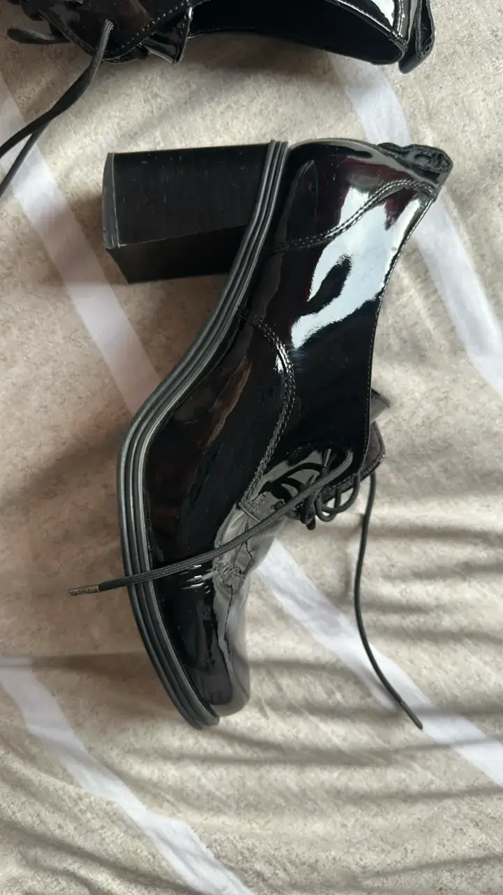 Zapatos de charol negros con tacón Marca Tamaris - 1
