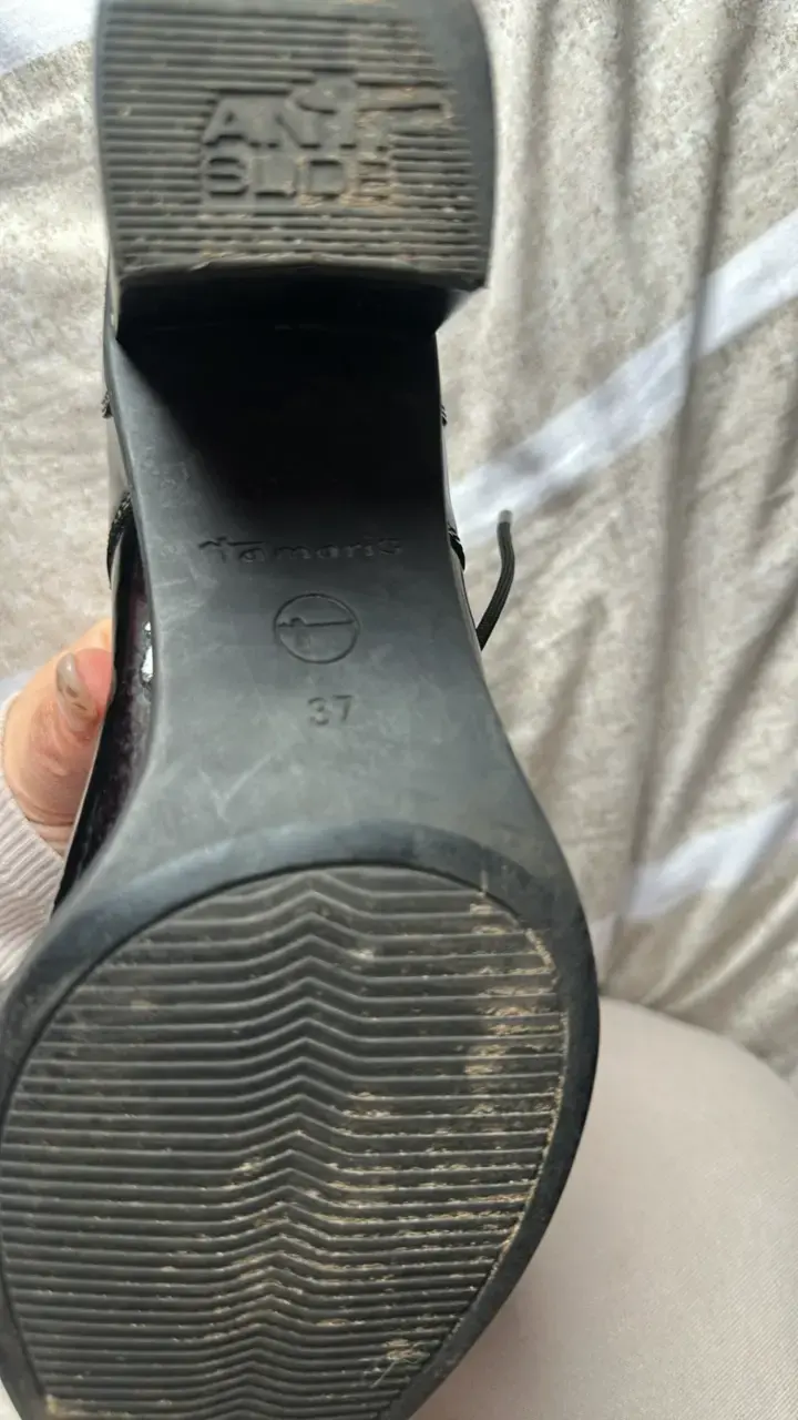 Zapatos de charol negros con tacón Marca Tamaris - 2