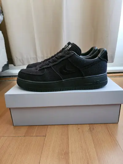 Zapatillas negras Nike Air Force 1 edición especial - miniatura 1