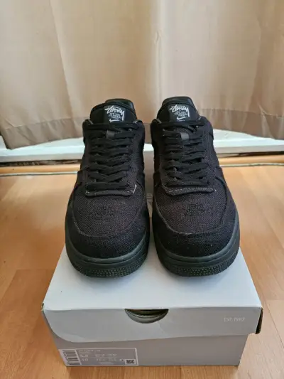 Zapatillas negras Nike Air Force 1 edición especial - miniatura 3