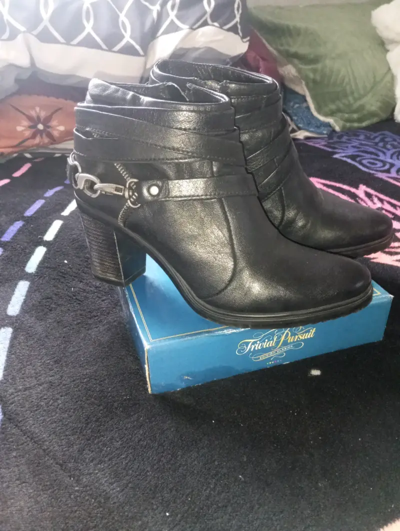 Botines de cuero negro con tacón alto - 1