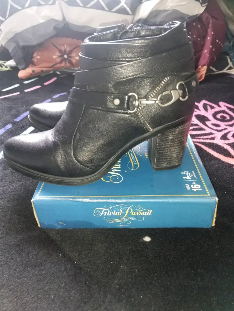 Botines de cuero negro con tacón alto - 4
