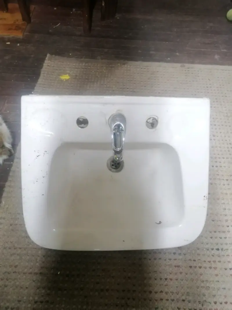 Lavamanos de cerámica con grifería incluida - 1