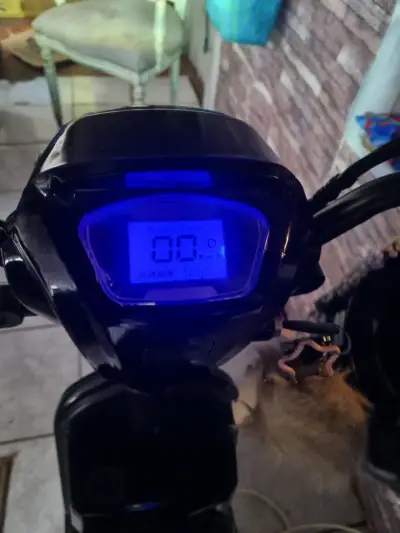 Moto eléctrica negra con canasto delantero - miniatura 1