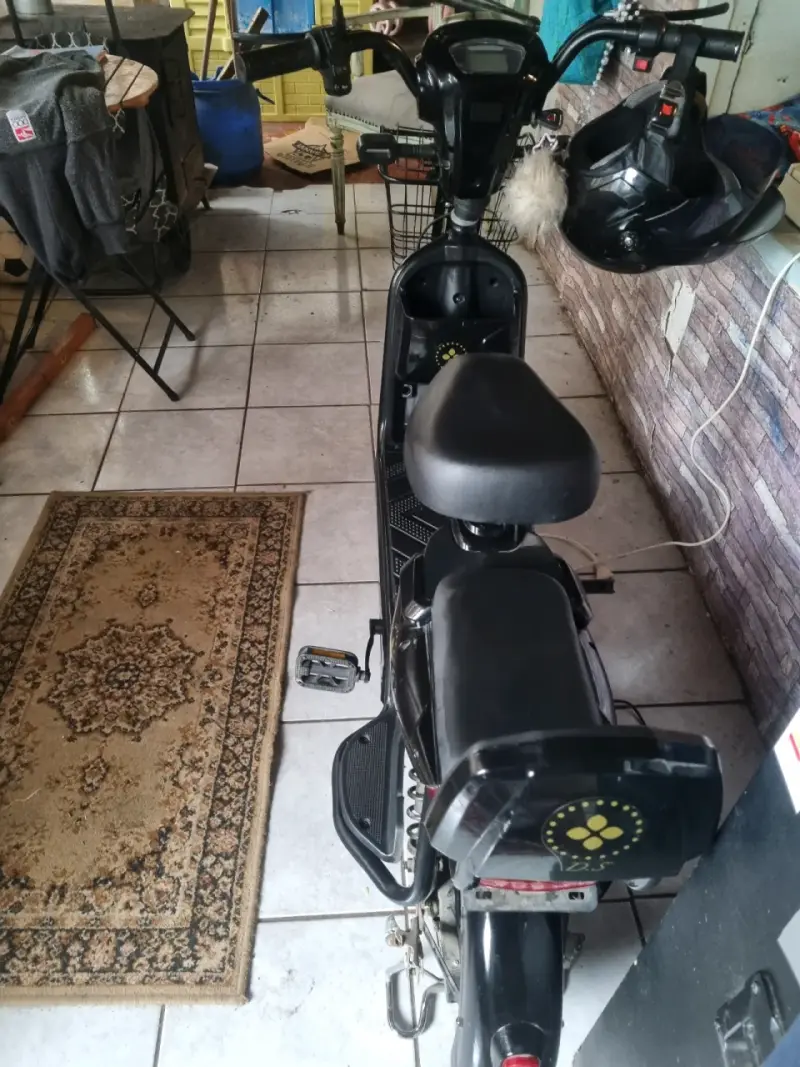Moto eléctrica negra con canasto delantero - 2