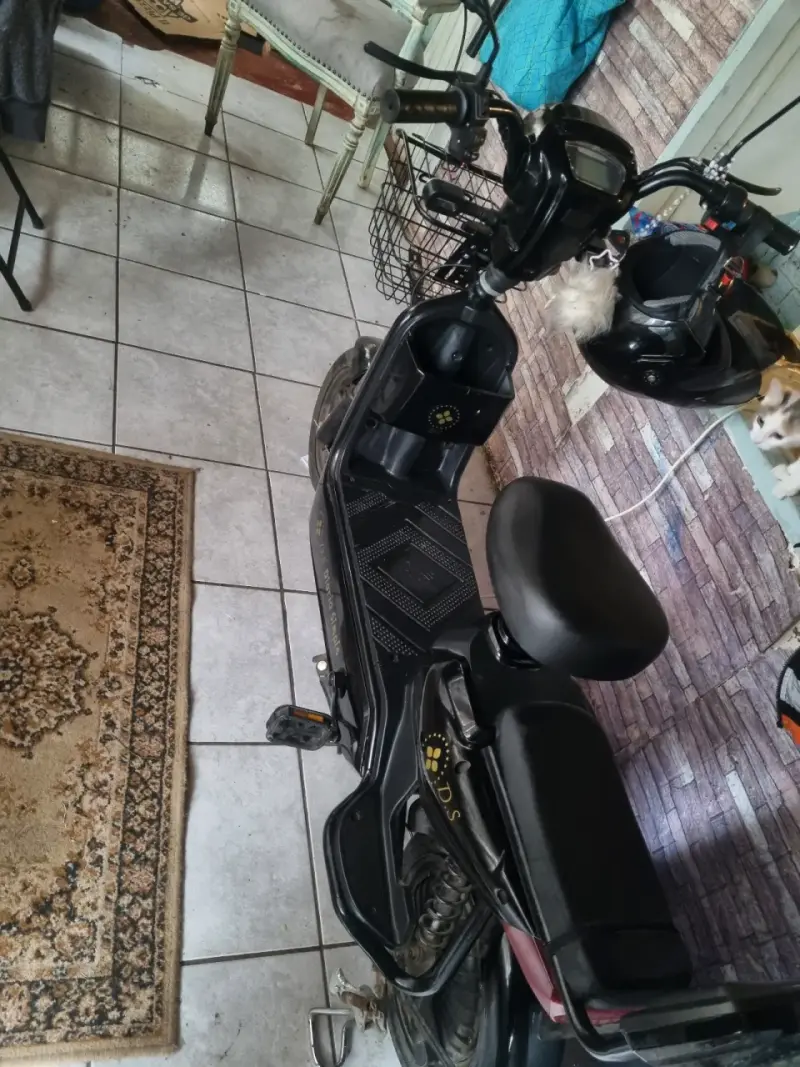 Moto eléctrica negra con canasto delantero - 4