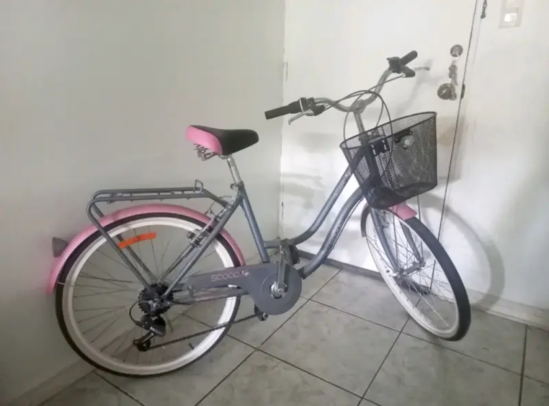 Bicicleta urbana con canasto y asiento cómodo