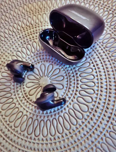 Audífonos inalámbricos Bose con estuche de carga - miniatura 1