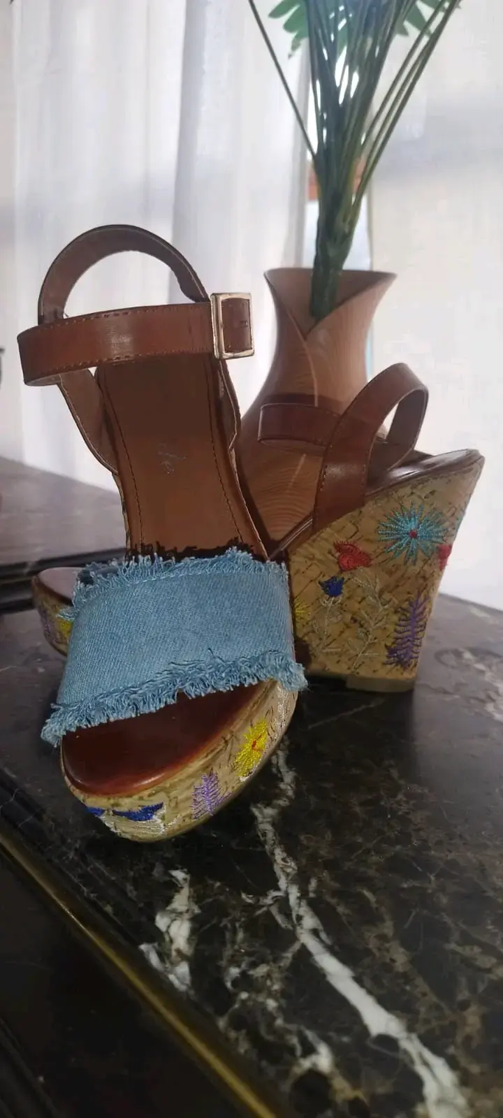 Sandalias de plataforma con bordado floral - 1