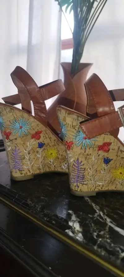 Sandalias de plataforma con bordado floral - miniatura 2