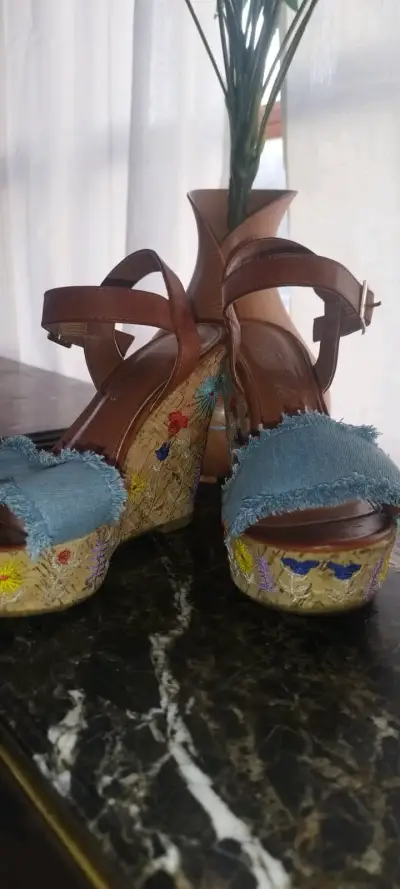 Sandalias de plataforma con bordado floral - miniatura 3
