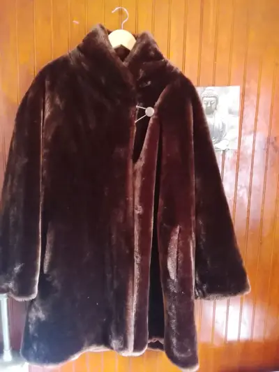 Abrigo de piel sintética marrón oscuro elegante - miniatura 1