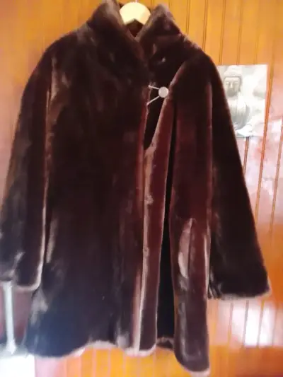 Abrigo de piel sintética marrón oscuro elegante - miniatura 2