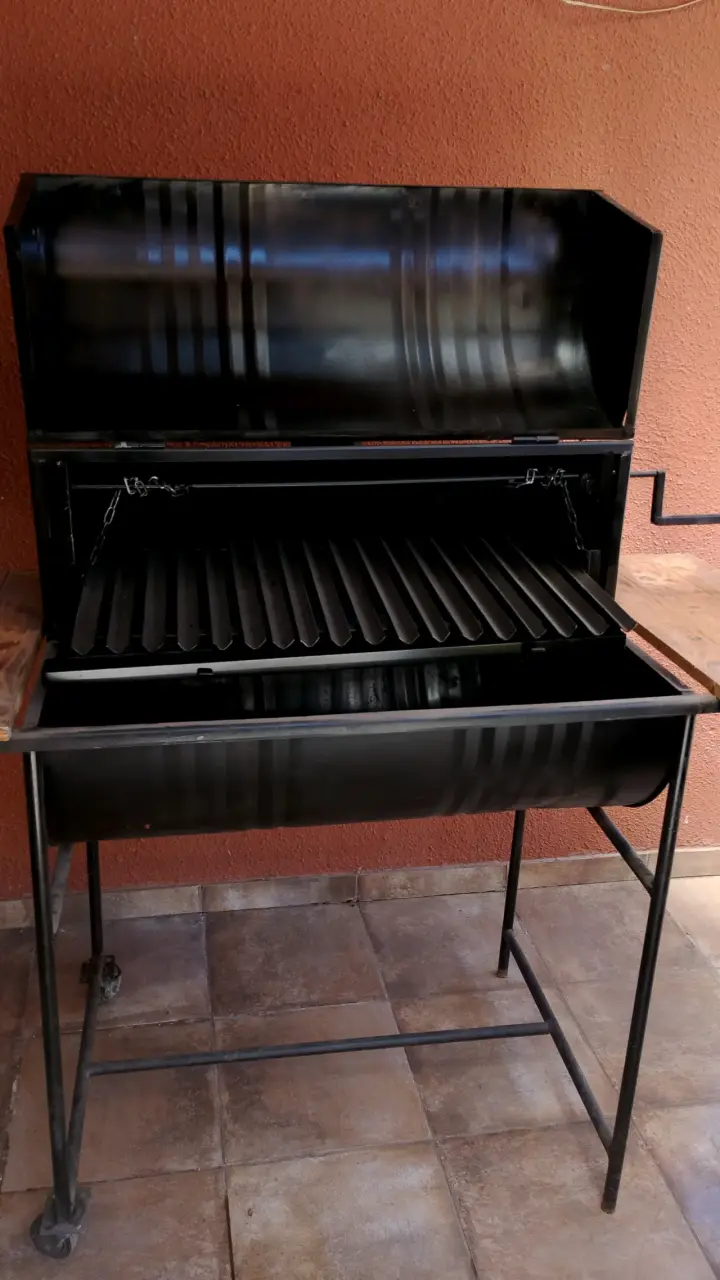 Parrilla Barbacoa con tapa y ruedas - 1