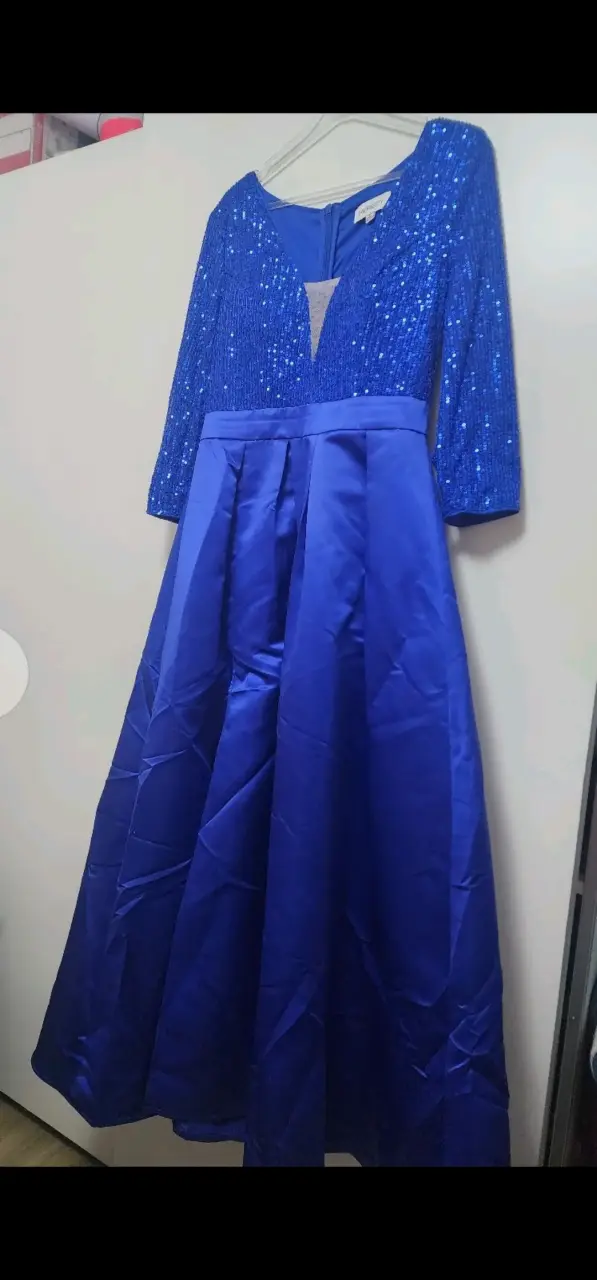 Vestido largo azul con lentejuelas