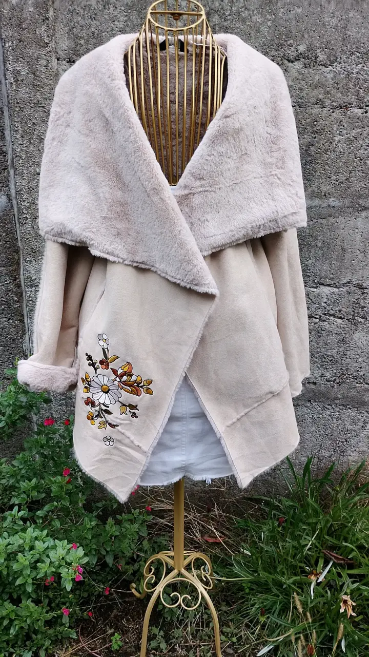 Abrigo de mujer con bordado floral beige