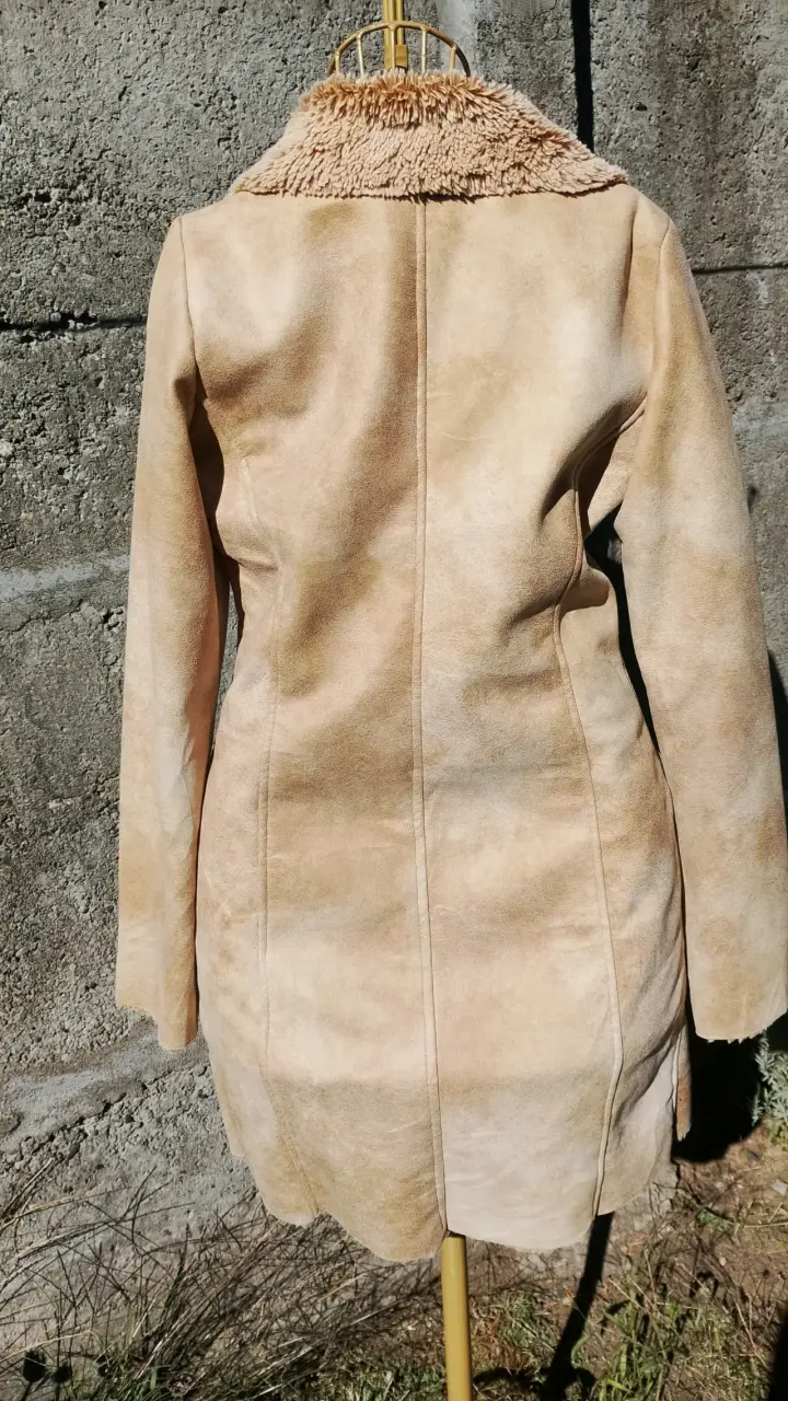 Abrigo de piel sintética beige con forro de borrego - 2