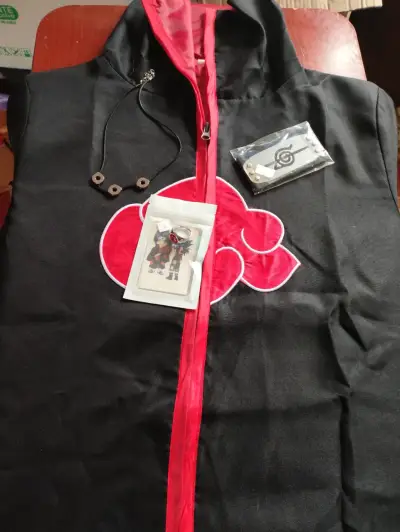 Capa Akatsuki de Itachi con accesorios - miniatura 1