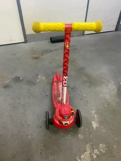 Patinete infantil Paw Patrol rojo y amarillo - miniatura 1