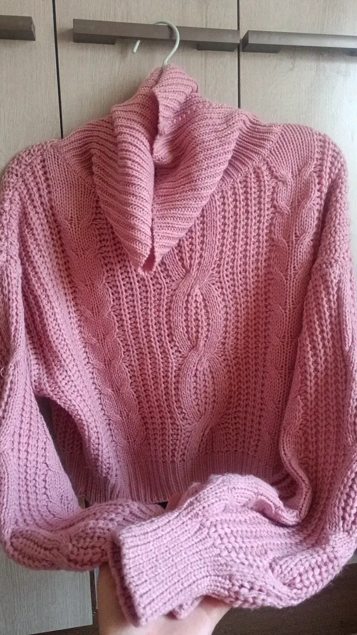 Suéter de lana rosado con cuello alto - 1