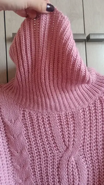 Suéter de lana rosado con cuello alto - miniatura 2