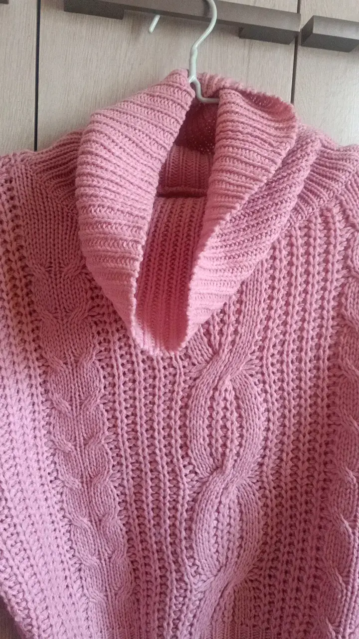 Suéter de lana rosado con cuello alto - 3