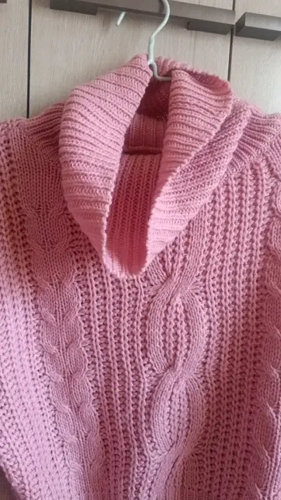 Suéter de lana rosado con cuello alto - miniatura 3