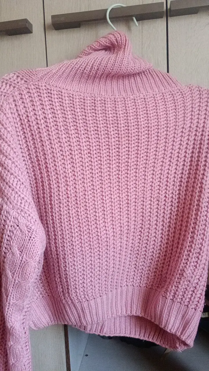 Suéter de lana rosado con cuello alto - 5