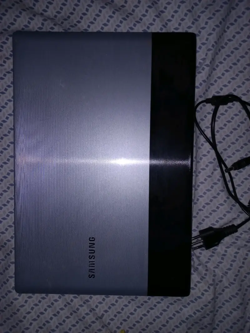 Laptop Samsung con cargador en buen estado - 1
