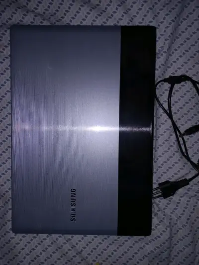 Laptop Samsung con cargador en buen estado - miniatura 1