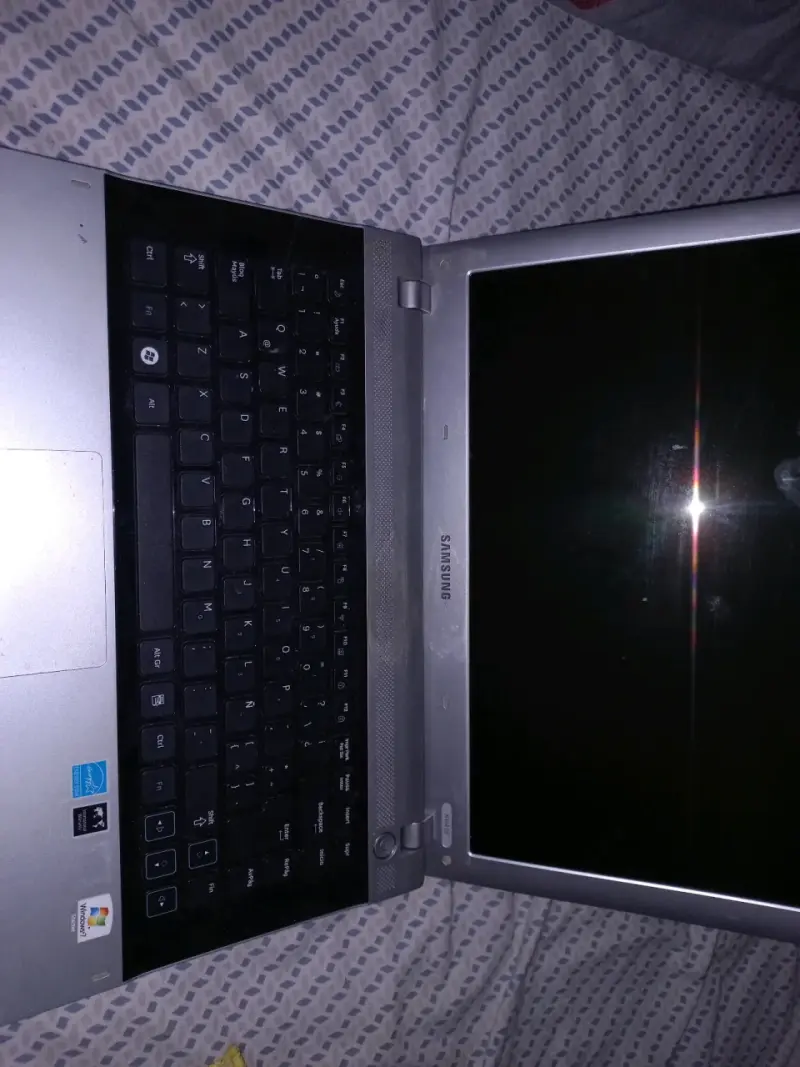 Laptop Samsung con cargador en buen estado - 2