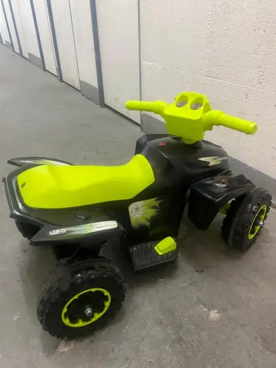 Moto eléctrica infantil verde y negra - miniatura 2