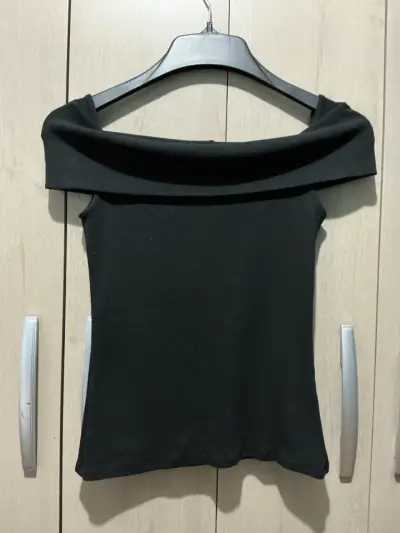 Top negro de hombros descubiertos marca Only - miniatura 1