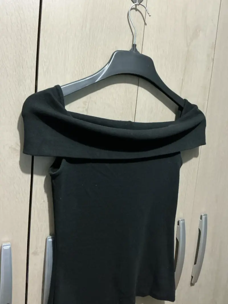 Top negro de hombros descubiertos marca Only - 2