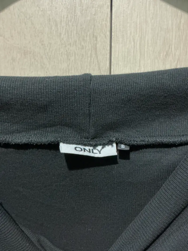 Top negro de hombros descubiertos marca Only - 3