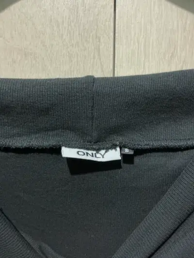 Top negro de hombros descubiertos marca Only - miniatura 3