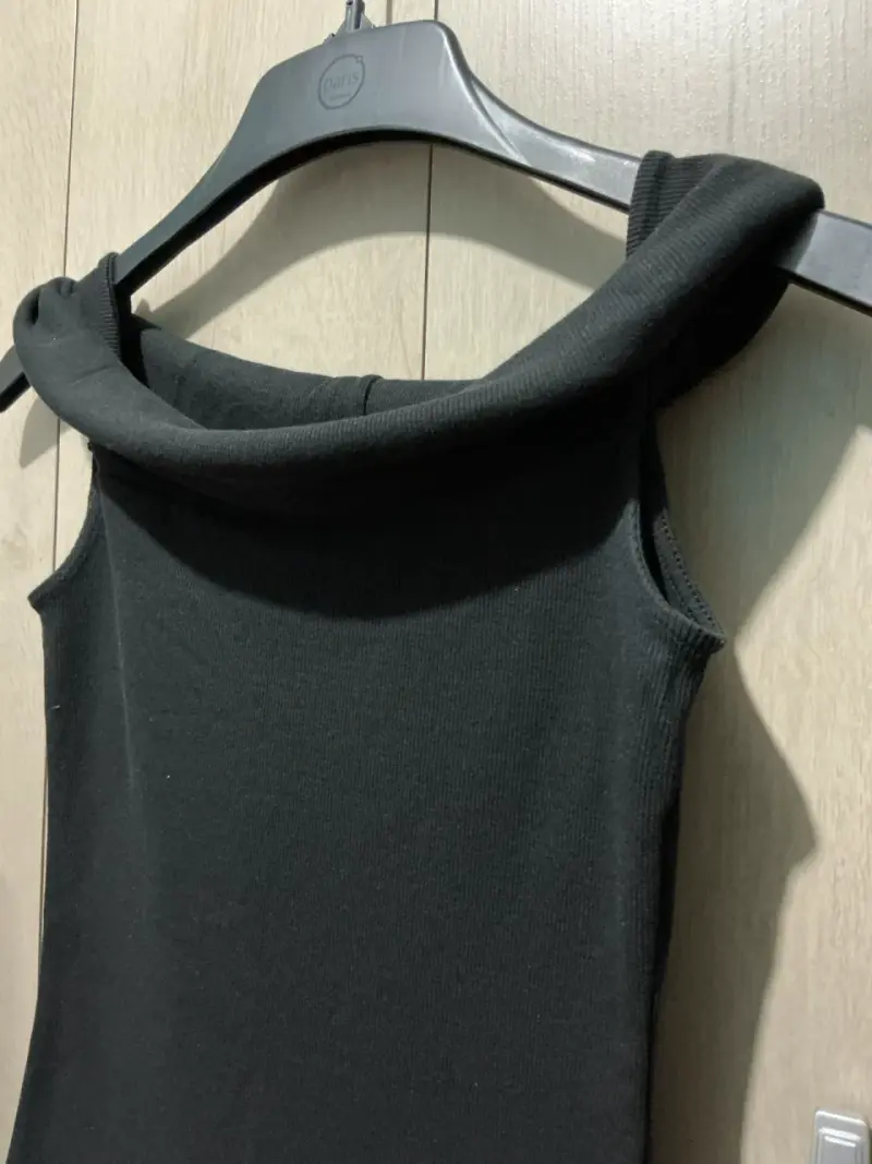 Top negro de hombros descubiertos marca Only - 4