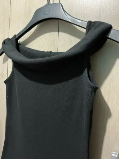 Top negro de hombros descubiertos marca Only - miniatura 4