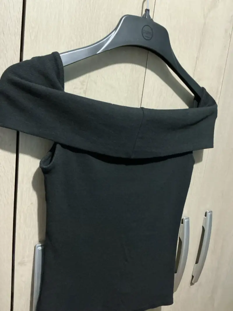 Top negro de hombros descubiertos marca Only - 6