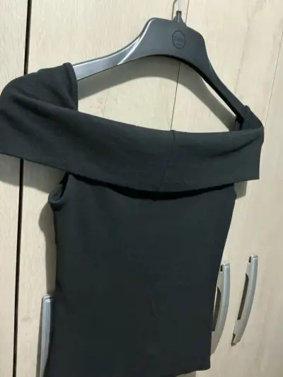 Top negro de hombros descubiertos marca Only - miniatura 6