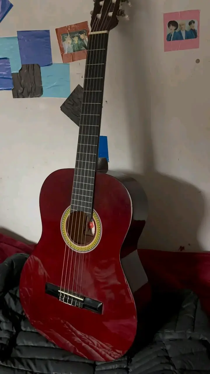 Guitarra clásica roja en buen estado - 1
