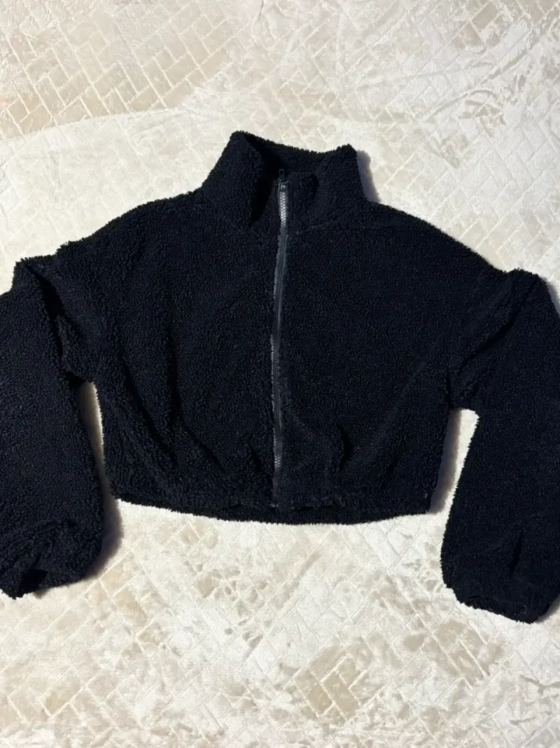 Chaqueta corta negra de felpa para mujer - 1